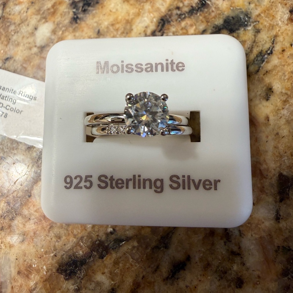 Super sparkly Moissanite Sterling Silver Ring sz 6 passes diamond tester VVSD!